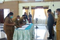 Bupati Mura Perdie M Yoseph menyaksikan penandatanganan fakta integritas. Foto : Suroso/1tulah.com.