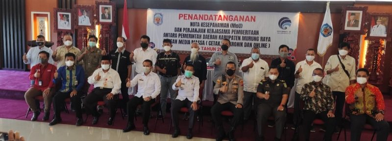Wabup Mura Rejikinoor dan pejabat lainnya foto bersama dengan pimpinan media baik cetak, televisi maupun online. Foto: Suroso/1tulah.com