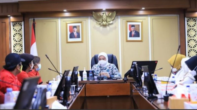 Menaker saat audensi dengan pengurus pusat konfederasi KSBI di gedung kementerian. Foto : suara.com