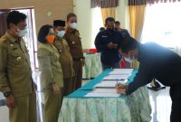 Bupati Mura Perdie M Yoseph melakukan penandatanganan fakta integritas. Foto : Suroso/1tulah.com
