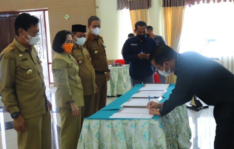 Bupati Mura Perdie M Yoseph melakukan penandatanganan fakta integritas. Foto : Suroso/1tulah.com