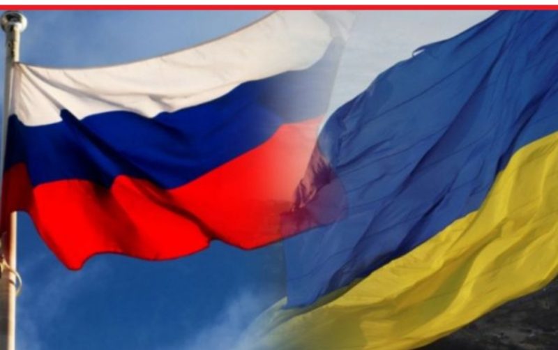 Fotret bendera Rusia dan Ukraina (suara com)