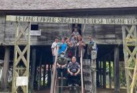 Komisi III DPRD Kalteng saat mengunjungi Betang Damang Singa Kenting di Desa Tumbang Korik, Kabupaten Gumas. foto.dokumen Humas DPRD Kalteng.