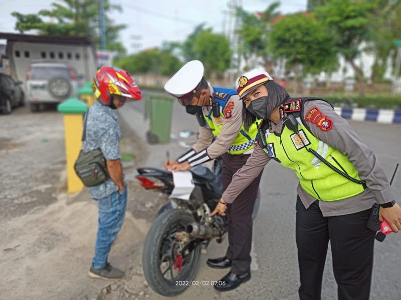 Kasat Lantas Polres Barut Iptu Wildaniar Kondowangko, saat menunjukkan knalpot bising kena tilang saat razia. Foto.Delia/1tulah.com