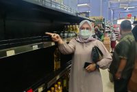 Foto - Komisi II DPRD Kabupaten Kotawaringin Timur, saat turun melakukan pemantauan harga minyak goreng. Foto.Fitri/1tulah.com