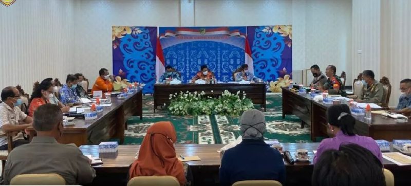 Bupati Nadalsyah, saat memimpin rapat penanganan Covid-19 di Rumah jabatan, Jumat (11/2/2022). 
Foto.Delia/1tulah.com
