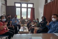 
Kepala Bidang PE,PSDA & TTG DPMDSos Kabupaten Barito Timur Milton M. Sitompul, SP, MAP (seragam Korpri) usai Rapat Koordinasi (Rakor) bersama dengan TA & PD P3MD dan Pengurus inti BUMDesa Nenak Mandiri.
Foto: Zakirin /1tulah.com
