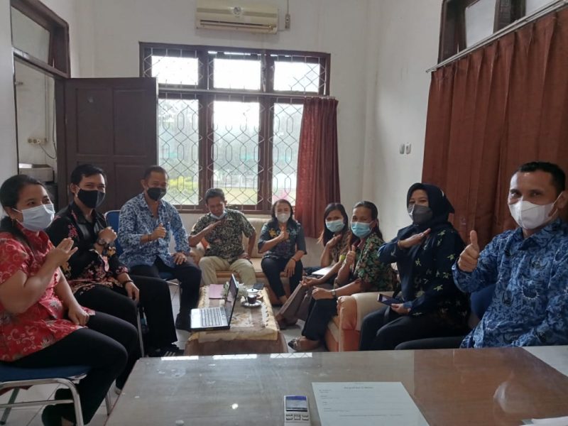 
Kepala Bidang PE,PSDA & TTG DPMDSos Kabupaten Barito Timur Milton M. Sitompul, SP, MAP (seragam Korpri) usai Rapat Koordinasi (Rakor) bersama dengan TA & PD P3MD dan Pengurus inti BUMDesa Nenak Mandiri.
Foto: Zakirin /1tulah.com
