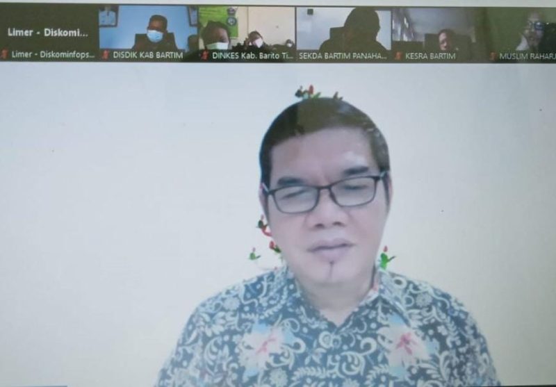 Bupati Barito Timur Ampera AY Mebas saat memimpin rapat melalui aplikasi zoom
Foto: Zakirin / 1tulah.com

