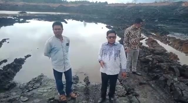 
Wakil Ketua II DPRD Kabupaten Kotawaringin Timur, H. Hairis Salamad dan Anggota DPRD Kotim M. Abadi saat turun kelokasi kegiatan pertambangan batu bara di Kecamatan Parenggean Kotim
Foto: Istimewa/ 1tulah.com
