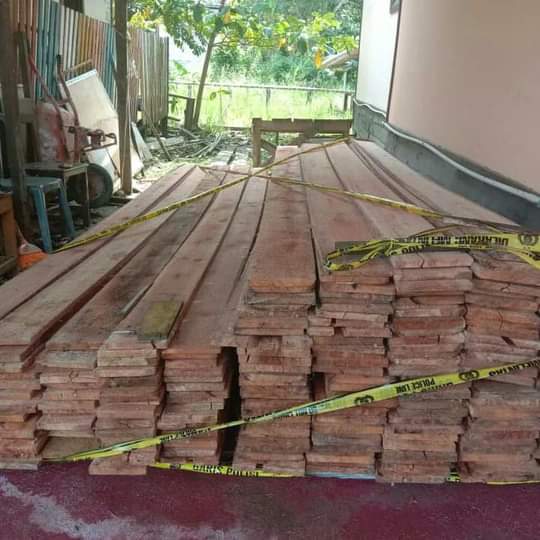Barang bukti kayu olahan ilegal ini diamankan pihak Polsek Karau Kuala saat berpatroli di kawasan sungai. 
Foto. Alifansyah/1tulah.com

