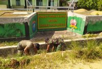 Anggota Koramil 06/Pematang Karau melakukan pembersihan di sekitar pangkalan Makoramil
Foto Zekirin / 1tulah.com
