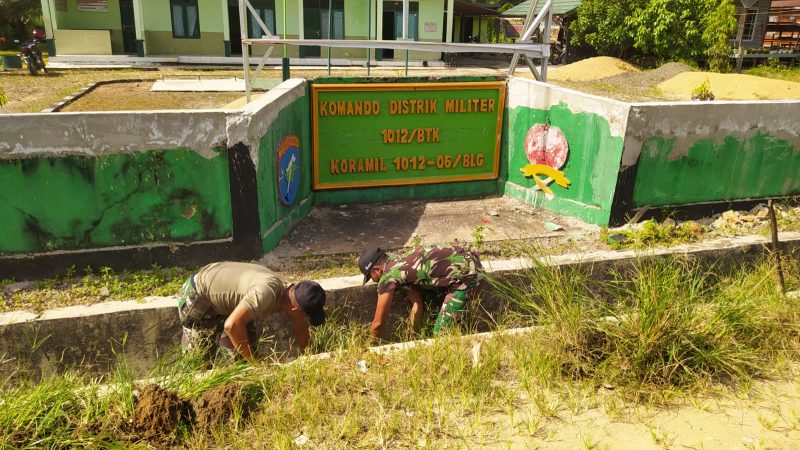 Anggota Koramil 06/Pematang Karau melakukan pembersihan di sekitar pangkalan Makoramil
Foto Zekirin / 1tulah.com
