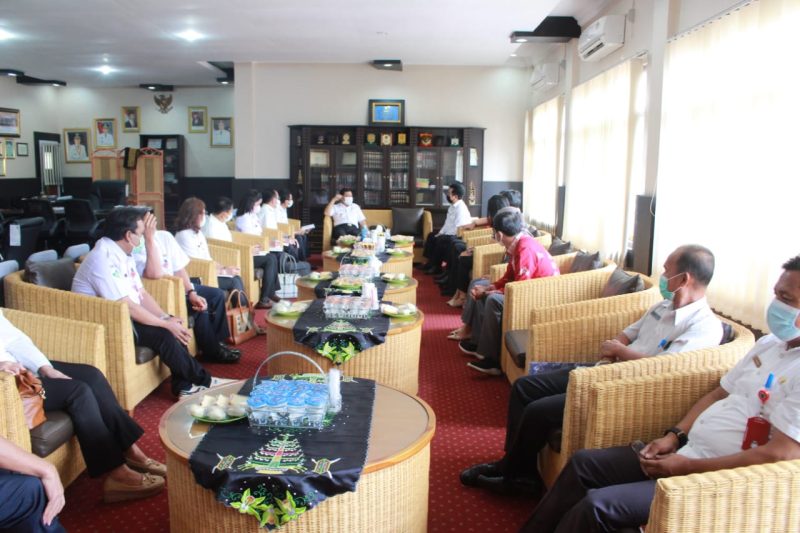 Bupati Barito Timur Ampera AY Mebas, menerima kunjungan Kepala Perwakilan BPK RI Kalimantan Tengah dan jajarannya di ruang kerja Bupati.
Diskominfosantik/1tulah.com

