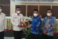 CINDERAMATA-Bupati Barito Timur Ampera AY Mebas menyerahkan cinderamata kepada Pemerintah Provinsi Kalimantan Barat kepada yang diwakili Asisten II Bidang Ekonomi Pembangunan Setda Provinsi Kalbar  Drs. Junaidi, MM, Rabu (9/2/2022)
Foto Diskominfo Bartim / 1tulah.com
