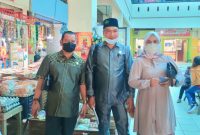 Ketua Komisi II DPRD Kabupaten Kotawaringin Timur, Juliansyah (kiri) saat berkunjung kepasar PPM Sampit.
Foto: Fitri / 1tulah.com
