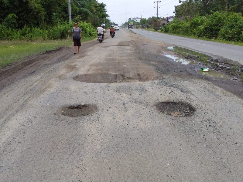 Kondisi Jalan Soekarno Hatta di RT. 03, Dasa Sababilah yang berlubang sudah banyak memakan korban. 
Foto. Alifansyah/1tulah.com

