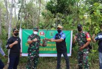 Komandan Distrik Militer (Dandim) 1012 Buntok, Letkol Inf Dwi Tantomo bersama Pemerintah Daerah (Pemda) setempat di Desa Turan Amis, Kecamatan Raren Batuah Barito Timur.
Foto: Zakirin/1tulah.com
