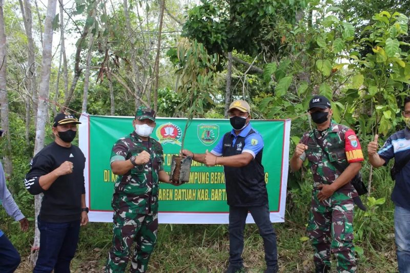 Komandan Distrik Militer (Dandim) 1012 Buntok, Letkol Inf Dwi Tantomo bersama Pemerintah Daerah (Pemda) setempat di Desa Turan Amis, Kecamatan Raren Batuah Barito Timur.
Foto: Zakirin/1tulah.com
