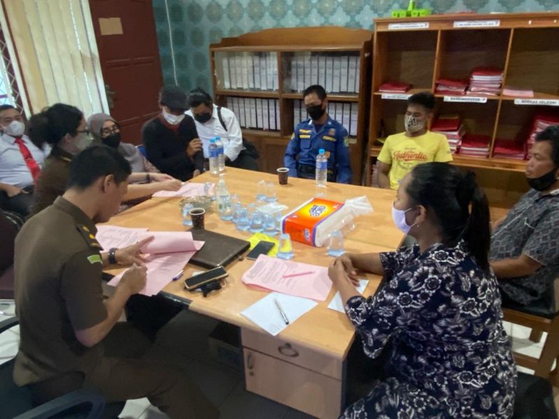 Kejari Barito Selatan yang disaksikan oleh pihak Polsek setempat saat menyelesaikan tindak pidana pecurian tanpa menjalankan melalui sidang. Foto. Alifansyah/1tulah.com