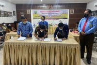 Plt. Camat Benua Lima Simon Stevins Oktavianus, S.STP, Kepala Kejaksaan Negeri Barito Timur Daniel Panannangan, S.H.,M.H dan Kepala Desa Kandris Riduan saat menandatangani nota kesepahaman (MoU) di Aula Kantor Kejaksaan Negeri Kabupaten Barito Timur.
Foto:Zakirin / 1tulah.com
