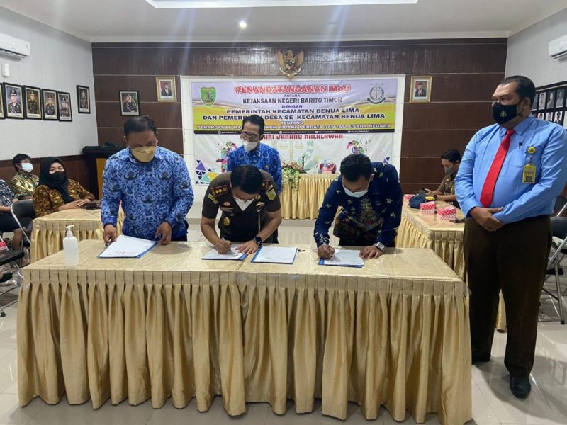 Plt. Camat Benua Lima Simon Stevins Oktavianus, S.STP, Kepala Kejaksaan Negeri Barito Timur Daniel Panannangan, S.H.,M.H dan Kepala Desa Kandris Riduan saat menandatangani nota kesepahaman (MoU) di Aula Kantor Kejaksaan Negeri Kabupaten Barito Timur.
Foto:Zakirin / 1tulah.com
