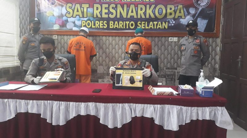 Kapolres Barsel AKBP Yusfandi Usman (kanan) didampingi Waka Polres Kompol Asdini Putra Pratama saat menggelar press rilis.
Foto. Alifansyah/1tulah.com
