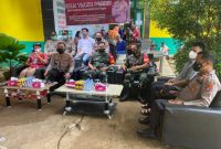 Kepala UPT Puskesmas Tamiang Layang Marlina, S.Kep,Ners, Kapolres Bartim AKBP Afandi Eka Putra I,SIK,M,Pict, Pabung Kodim 1012/Buntok Mayor Inf Tubagus Abdul Halim, Danramil 04/Dusun Timu, Kapten Inf M.Kasand, Kapolsek Dusun Timur Iptu Kuslan saat memantau vaksinasi di Puskesmas Tamiang Layang. 
Foto : Zakirin/1tulah.com
