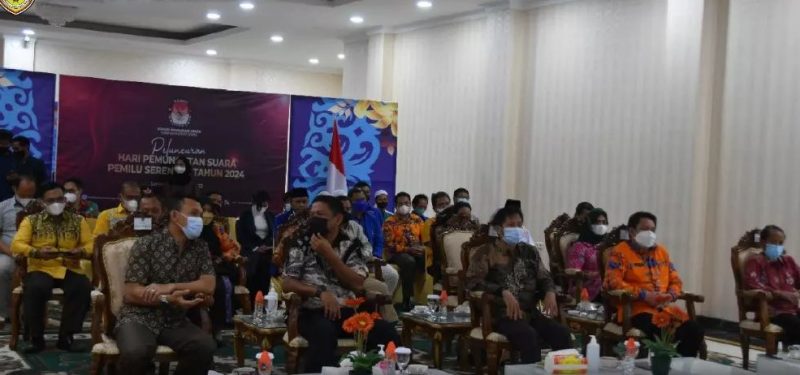 Sekda Muchlis bersama pejabat dan komisioner KPUD mengikuti Peluncuran Hari Pemungutan Suara Serentak. 
Foto.Delia/1tulah.com
