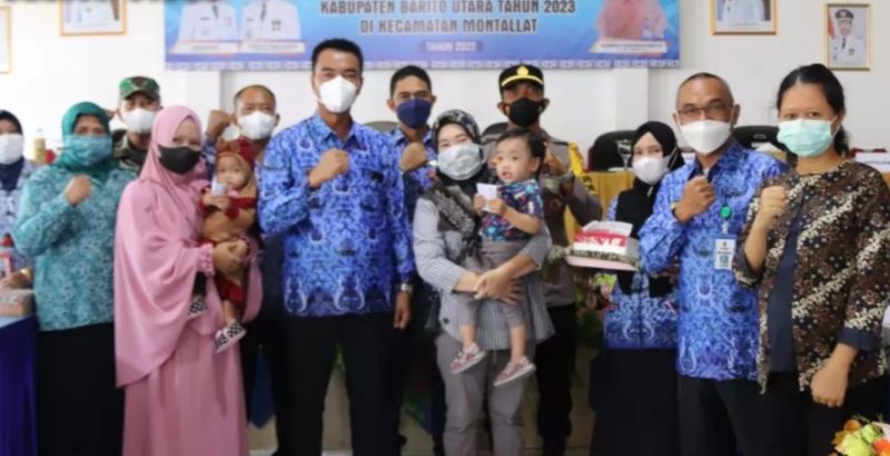 Wakil Bupati Sugianto P Putra foto bersama warga usai memimpin kegiatan Musrenbang di Kecamatan Montallat.
Foto Delia AF/1tulah.com
