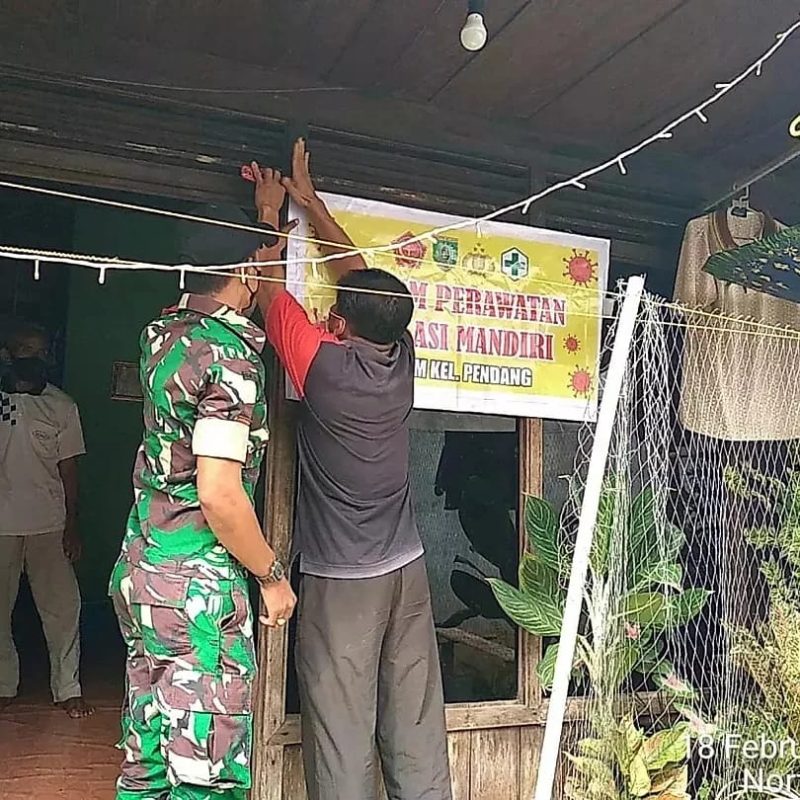 Babinsa Koramil 1012-11 Pendang saat melakukan pemasangan baner pemberitahuan di rumah warga yang terpapar virus covid 19.
Foto. Alifansyah/1tulah.com

