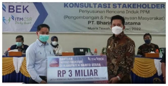 Perwakilan PT BEK serahkan dana Rp3 miliar ke Pemkab Barut untuk perbaiki jalan di daerah Kecamatan teweh Timur
Foto.Delia/1tulah.com

