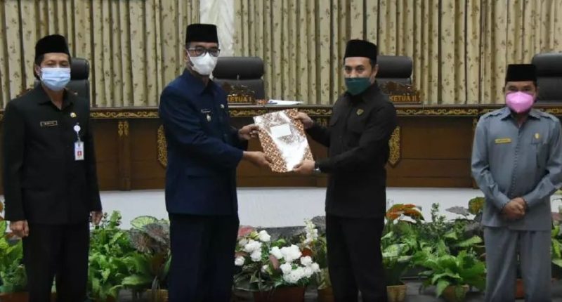 Wakil Bupati Sugianto Panala Putra menyerahkan Raperda tentang Retribusi Pengesahan Rencana Penggunaan Tenaga Kerja Asing kepada Wakil Ketua DPRD Barito Utara.
Foto/Delia AF/1tulah.com
