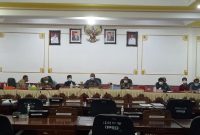 Saat rapat dengar pendapat di ruang rapat paripurna DPRD kabupaten Barito Timur. Foto: 1tulah.com/Zakirin