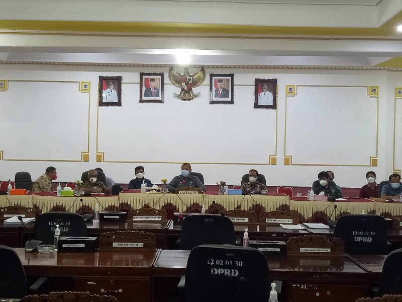 Saat rapat dengar pendapat di ruang rapat paripurna DPRD kabupaten Barito Timur. Foto: 1tulah.com/Zakirin