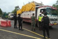 Babinsa Koramil 1012-03/Banua Lima saat di lokasi penyekatan Bundaran Pasar Panas. 
Foto : 1tulah.com/Zakirin
