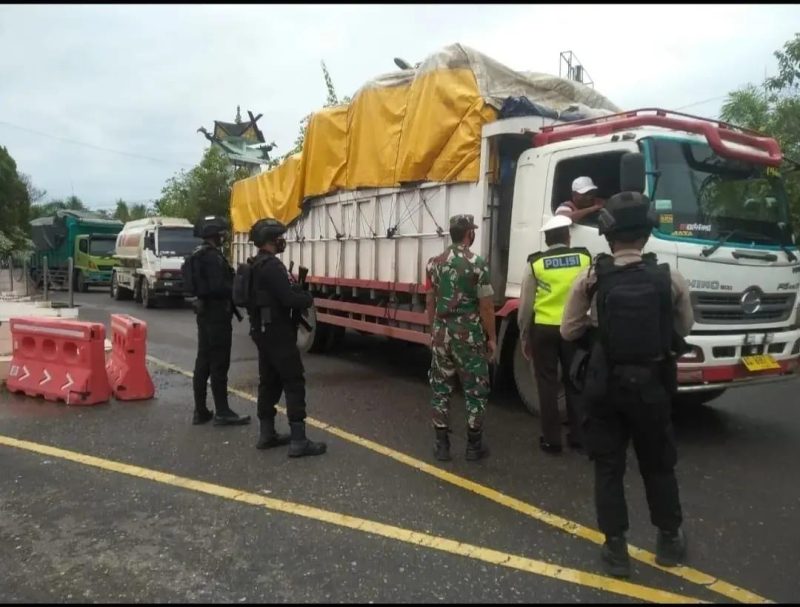 Babinsa Koramil 1012-03/Banua Lima saat di lokasi penyekatan Bundaran Pasar Panas. 
Foto : 1tulah.com/Zakirin
