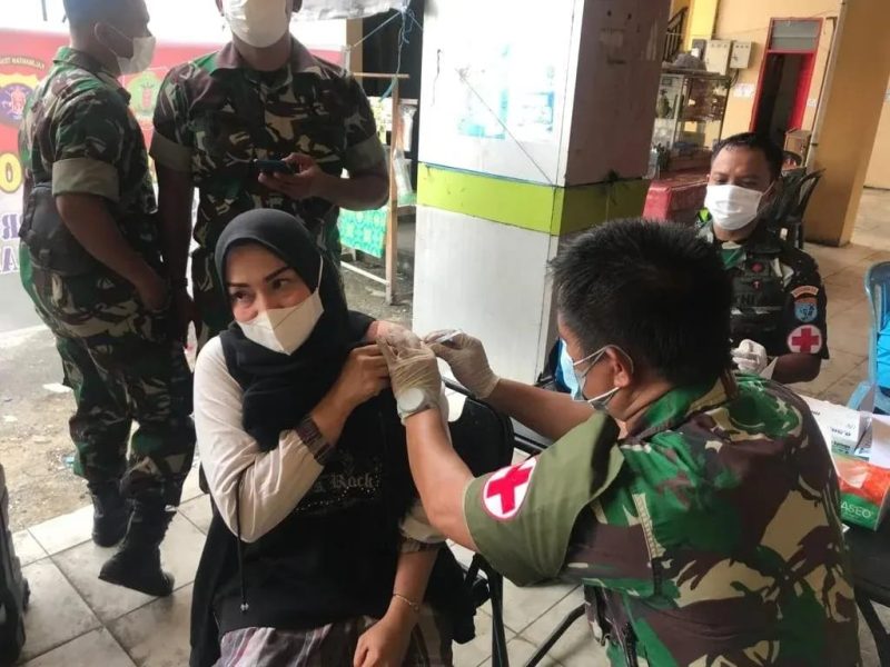 Salah satu warga di lingkungan Pasar Plaza Beringin Buntok yang divaksin oleh personel kesehatan dari Kodim 1012/Btk
Foto. Alifansyah/1tulah.com
