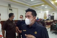 Wakil Ketua I DPRD Bartim, Ariantho S Muler, saat diwawancara wartawan di ruang rapat paripurna
Foto: Zakirin / 1tulah.com
