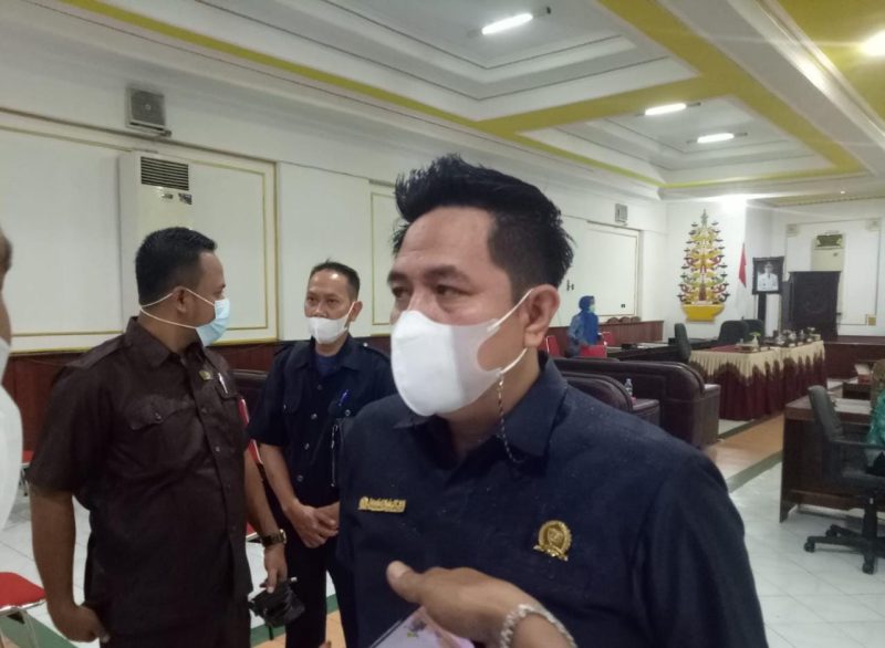 Wakil Ketua I DPRD Bartim, Ariantho S Muler, saat diwawancara wartawan di ruang rapat paripurna
Foto: Zakirin / 1tulah.com
