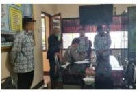 3 pelajar di Kota Muara Teweh saat di mediasi pihak Polsek Teweh Tengah, Kamis (17/2/2022) siang. Foto. Deni/1tulah.com