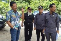 Ketua Komisi IV DPRD Kalteng, Artaban (kiri) saat melaksanakan kunjungan kerja.Foto.Ingkit/1tulah.com
      