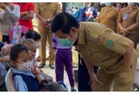 Bupati Barito Timur Ampera Ay Mebas memantau secara langsung vaksinasi anak di UPTD Puskesmas Hayaping. Foto: 1tulah.com/Zakirin

