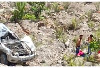 Mobil yang terguling ke dalam jurang dan korban saat hendak di evakuasi. Foto Ist