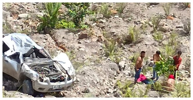Mobil yang terguling ke dalam jurang dan korban saat hendak di evakuasi. Foto Ist