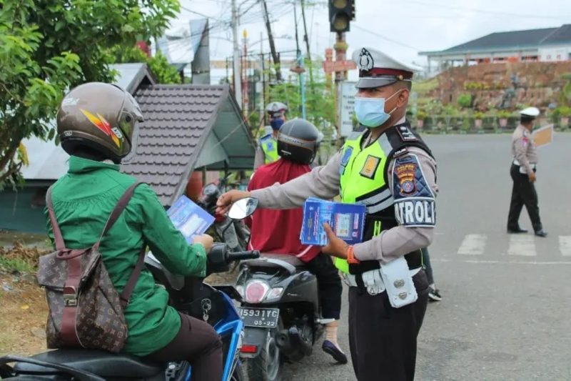 Anggota Satlantas Polres Mura saat memberikan imbauan keselamatan berlalu lintas. (Foto :Suroso/1tulah.com)