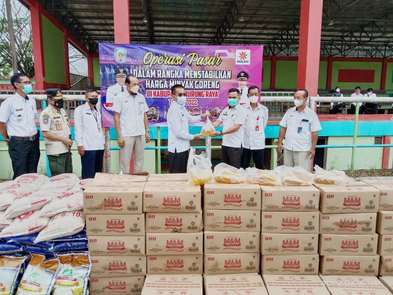 Guna menekan lonjakan harga minyak goreng Pemkab Mura melaksanakan operasi pasar. Foto : Suroso/1tulah.com