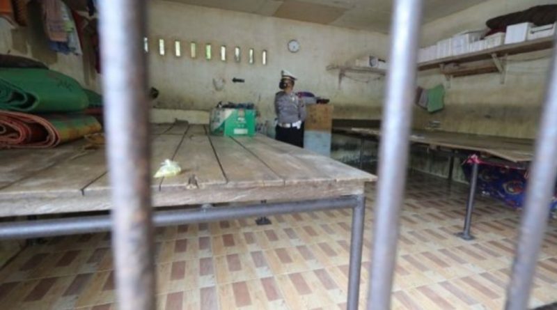 Petugas kepolisian memeriksa ruang kerangkeng manusia yang berada di kediaman pribadi bupati Langkat nonaktif Terbit Rencana Perangin-Angin (dok/antara)