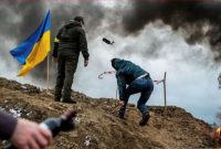 Seorang warga sipil berlatih melempar bom molotov untuk mempertahankan kota di saat invasi Rusia ke Ukraina (foto : antara)