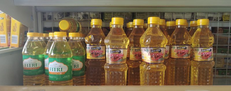 Foto minyak goreng di salah satu mini market (foto : Suroso/1tulah.com)